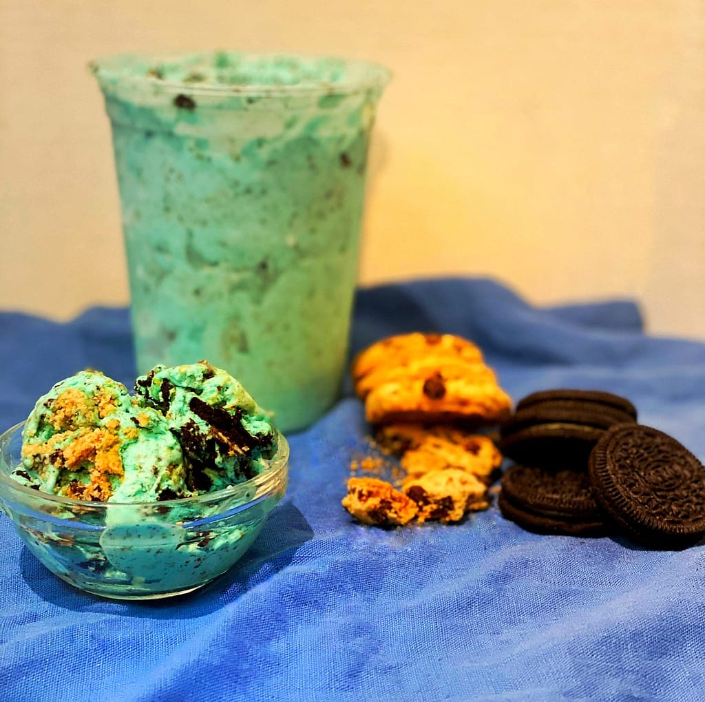 cookie monster ice cream with oreo cookies and chocolate chip cookies
